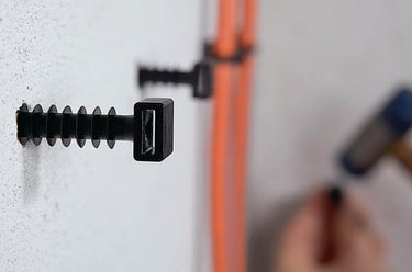 Plug PA6 til væg sort LOK01 - 1