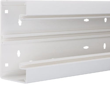 Installationskanalbund BRH65130 i halogenfri plast 68x130mm RAL 9016 - 1